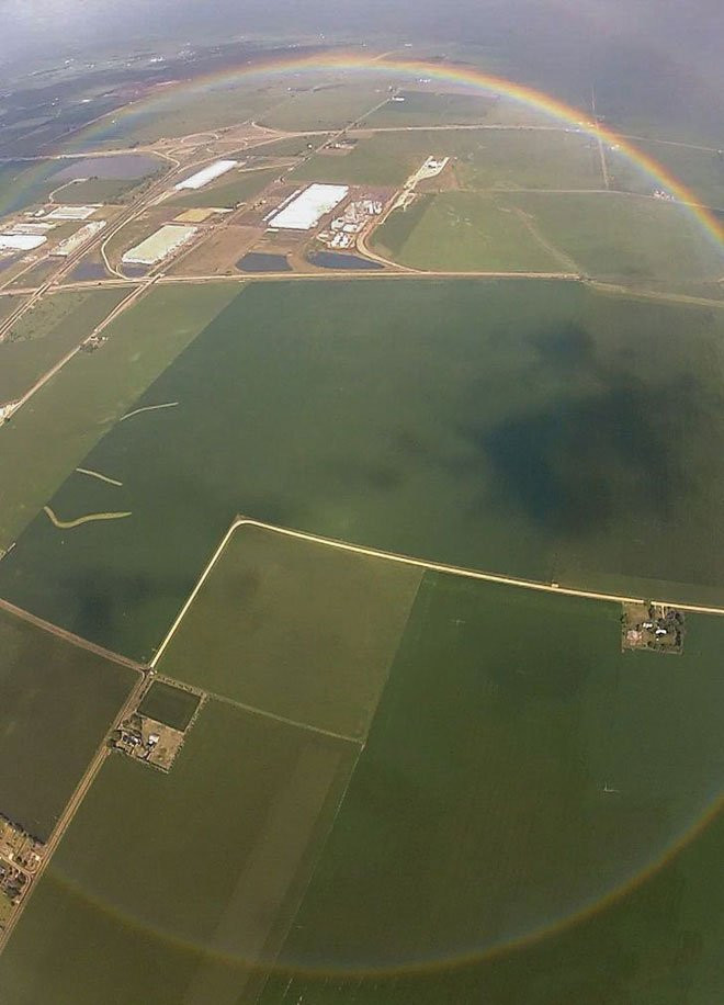 Một trong những bí mật của thế giới được chứng minh qua bức ảnh này. Cầu vồng thực chất là một hình tròn và chúng ta chỉ nhìn thấy một phần của nó trừ khi nhìn từ máy bay.