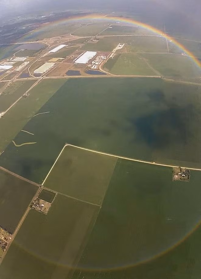 Một trong những bí mật của thế giới được chứng minh qua bức ảnh này. Cầu vồng thực chất là một hình tròn và chúng ta chỉ nhìn thấy một phần của nó trừ khi nhìn từ máy bay.