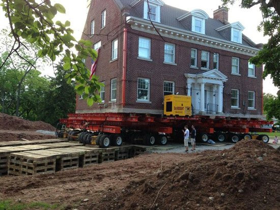 Một ngôi nhà nhiều tầng hoàn toàn có thể được di dời sang vị trí khác.