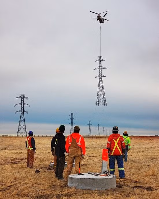 Nếu bạn luôn thắc mắc cách công nhân lắp đặt các cột điện cao thế, thì đây chính là câu trả lời.