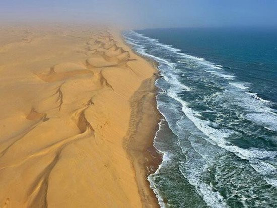 Sa mạc Namib ở Namibia, nơi tiếp giáp với biển Đại Tây Dương, một khung cảnh đẹp như tranh vẽ.