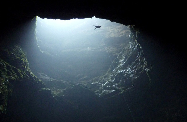 Hố Hardwood có bề mặt lên tới 183m, sâu 357m, được công nhận là hang động sâu nhất thế giới tới thời điểm hiện tại. Thực tế, hố này trông không khác gì một cái hang.