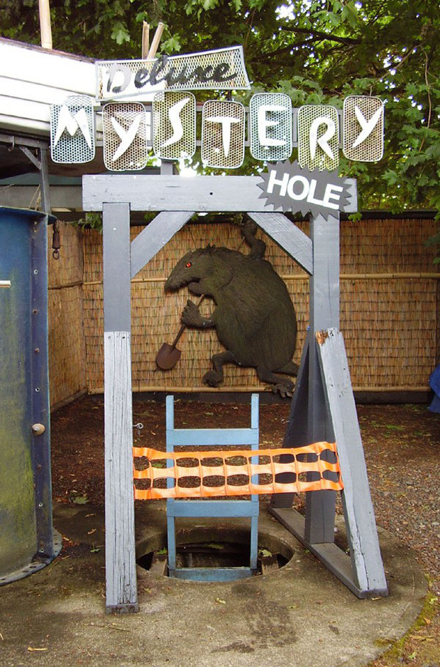 Không ai biết hố sâu không đáy ở Woodstock, Mỹ được hình thành lúc nào, chỉ biết hiện giờ chiếc hố này vẫn đang nằm ở Portland, Oregon. Chưa từng có ai khám phá được độ sâu của ''lỗ thủng'' khổng lồ này, nhưng khách tham quan vẫn được thoải mái xuống ''vãn cảnh''.