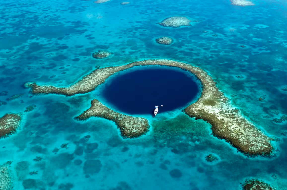 Nằm chính giữa vùng Lighthouse Reef, hồ Xanh vĩ đại được tạo ra từ những hoạt động địa chất từ kỷ Băng hà và vẫn tồn tại đến tận bây giờ. Nằm ở dưới đáy biển, đây được xem là địa điểm lặn đẹp nhất thế giới.