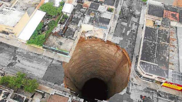 Năm 2010, một chiếc hố khổng lồ có đường kính 20m đã bất ngờ xuất hiện ở Guatemala. Không chỉ làm hư hại nghiêm trọng cấu trúc thành phố, nó còn nuốt chửng một nhà máy và khiến người dân địa phương khá hoang mang, sợ hãi.