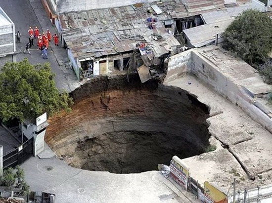 Chiếc hố này được cho là xuất hiện bởi những hoạt động địa chất của núi lửa Pacya; một số khác lại cho rằng nó có liên quan tới các đường ống trong khu vực và cơn bão nhiệt đới Agatha. Hiện tại ''lỗ thủng khổng lồ'' của Trái Đất vẫn còn nguyên tại hiện trường.