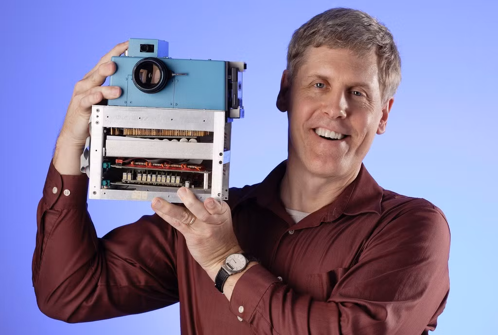 Camera kỹ thuật số được tạo ra vào năm 1975 bởi kỹ sư Steve Sasson của Kodak với kích thước bằng hộp bánh mì, mất 23 giây để chụp một bức ảnh đen trắng 0,01 MP, lưu vào băng cassette. Năm 1991, Kodak mới thương mại hóa camera kỹ thuật số bằng sản phẩm Digital Camera System, cảm biến 1,3 MP