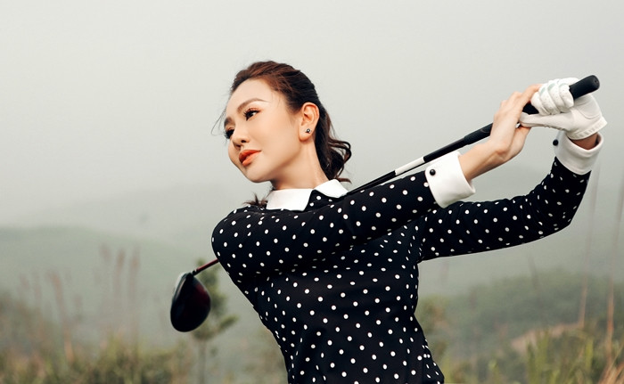 Ngoài đời dịu dàng và sang chảnh bao nhiêu, thì lên sân golf, Á hoàng Golf Queen nổi tiếng với tài ''biến hóa'' phong cách đầy thu hút.