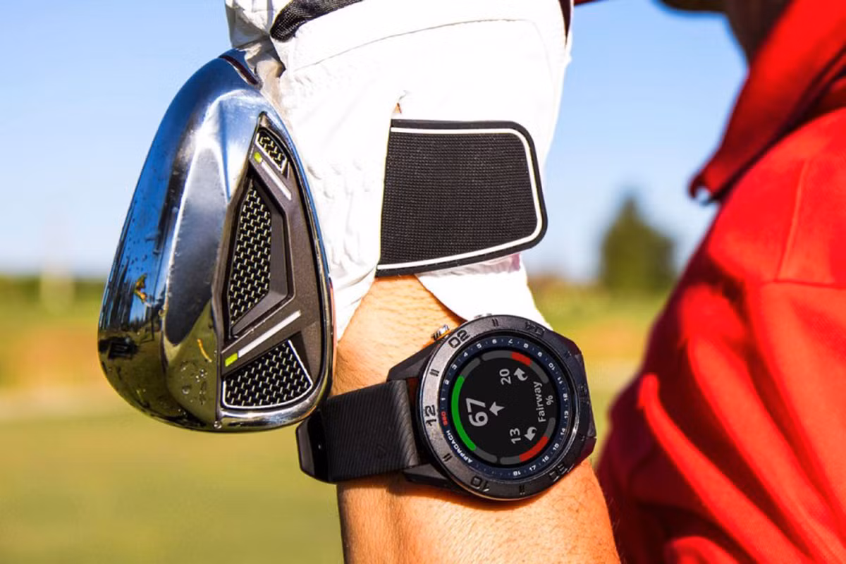 Approach S10 của nhà sản xuất Garmin là một trong những lựa chọn tiện ích công nghệ phù hợp dành cho golfer thời 4.0. Đồng hồ này tích hợp hệ thống định vị vệ tinh GPS thời gian thực, dữ liệu chi tiết của hơn 41.000 sân golf khác nhau trên thế giới, hệ thống bảng tính điểm điện tử, thống kê sân đấu,…