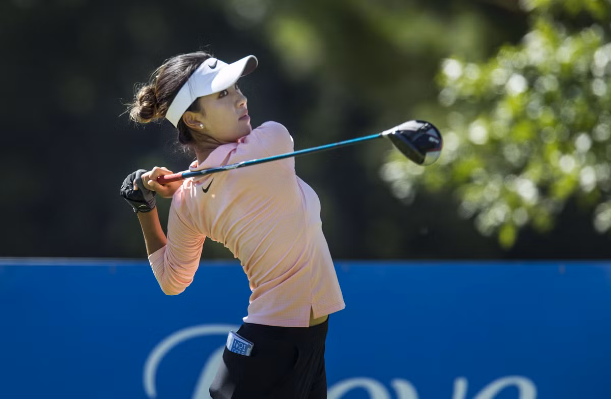 Không dùng ngực đánh bóng như cô nàng Spiranac, nữ golf thủ chuyên nghiệp này nổi tiếng với tư thế xoay người thần thánh.