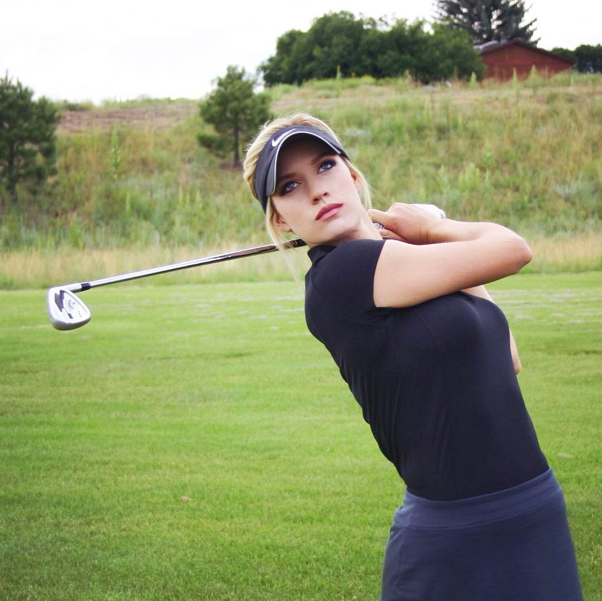 Nhắc đến những mỹ nhân nổi tiếng nhất làng golf thế giới, không thể bỏ qua cái tên Paige Spiranac. Cô vốn được mệnh danh là ''nữ hoàng golf gợi cảm nhất'' bởi nhan sắc, body quyến rũ, và nổi tiếng với nhiều tư thế đánh golf ''lạ''. 