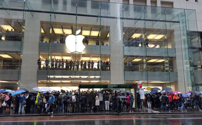 Một số người am hiểu thị trường iPhone xách tay cho rằng những chiếc iPhone 12 đầu tiên về Việt Nam có thể được bán với mức giá lên đến cả trăm triệu đồng.