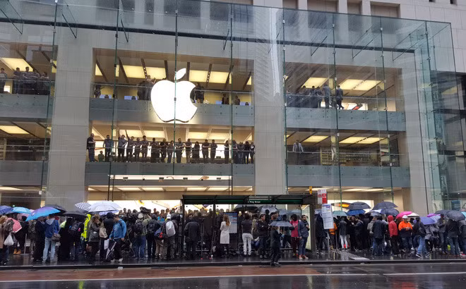 Một số người am hiểu thị trường iPhone xách tay cho rằng những chiếc iPhone 12 đầu tiên về Việt Nam có thể được bán với mức giá lên đến cả trăm triệu đồng.