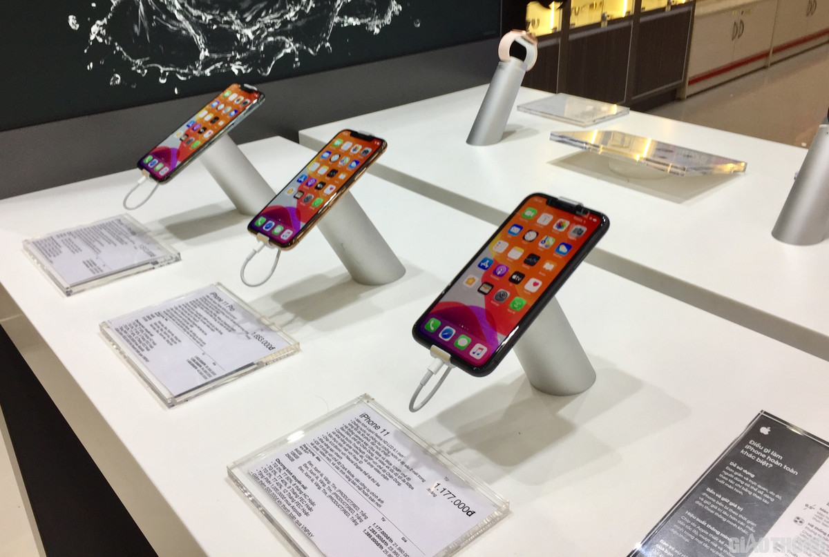 Ngoài vé máy bay, các khoản phí khác để phục vụ cho chuyến đi sang Singapore không hề rẻ cũng là trở ngại với những người muốn sở hữu hay mang iPhone 12 về để bán. Giá của các mẫu iPhone 12 sẽ rơi vào khoảng 40 triệu đồng sau ít hôm, khi nguồn hàng đã ổn định dần.