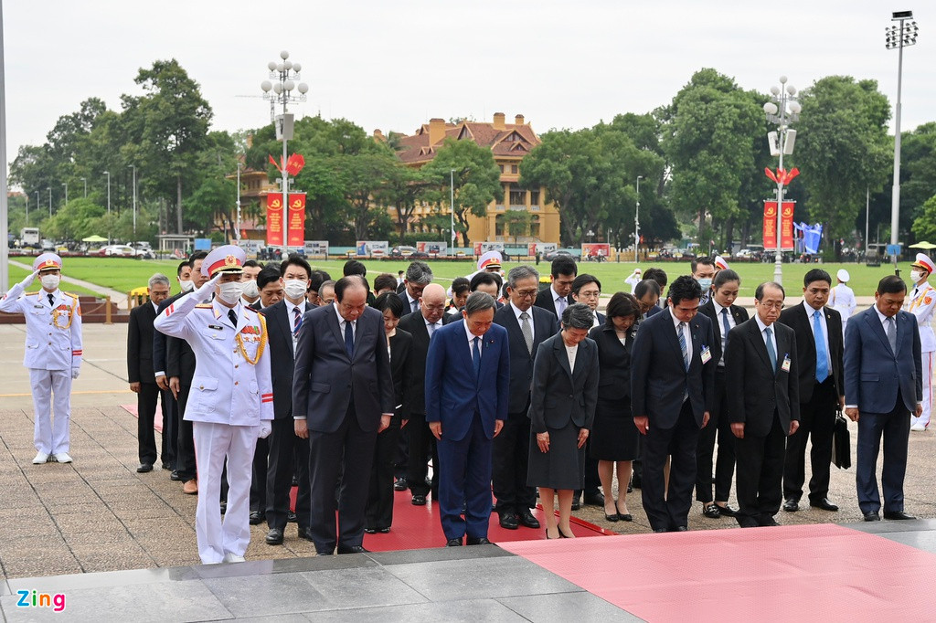 Sau đó, Thủ tướng Nhật Bản cùng phu nhân viếng lăng Chủ tịch Hồ Chí Minh. Ảnh: Anh Tuấn.
