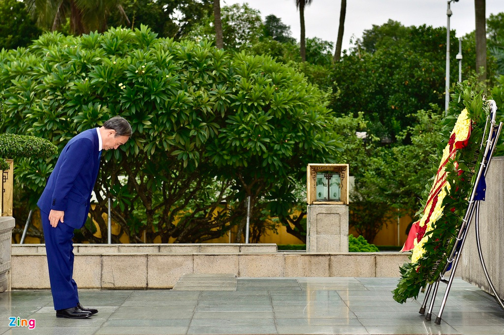 Chiều 19/10, Thủ tướng Nhật Bản Suga Yoshihide đến đặt vòng hoa tại đài tưởng niệm liệt sĩ. Ảnh: Đoàn Bắc.