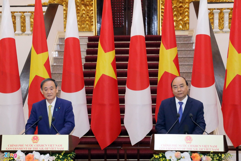 Tại cuộc họp báo diễn ra sau đó, phát biểu với báo chí về kết quả cuộc hội đàm sáng 19/10, ông Suga cho biết Nhật Bản sẽ cùng Việt Nam thúc đẩy tái khởi động đường bay, đa dạng hóa chuỗi cung ứng, giải quyết các vấn đề khu vực. Ảnh: Quang Vinh.