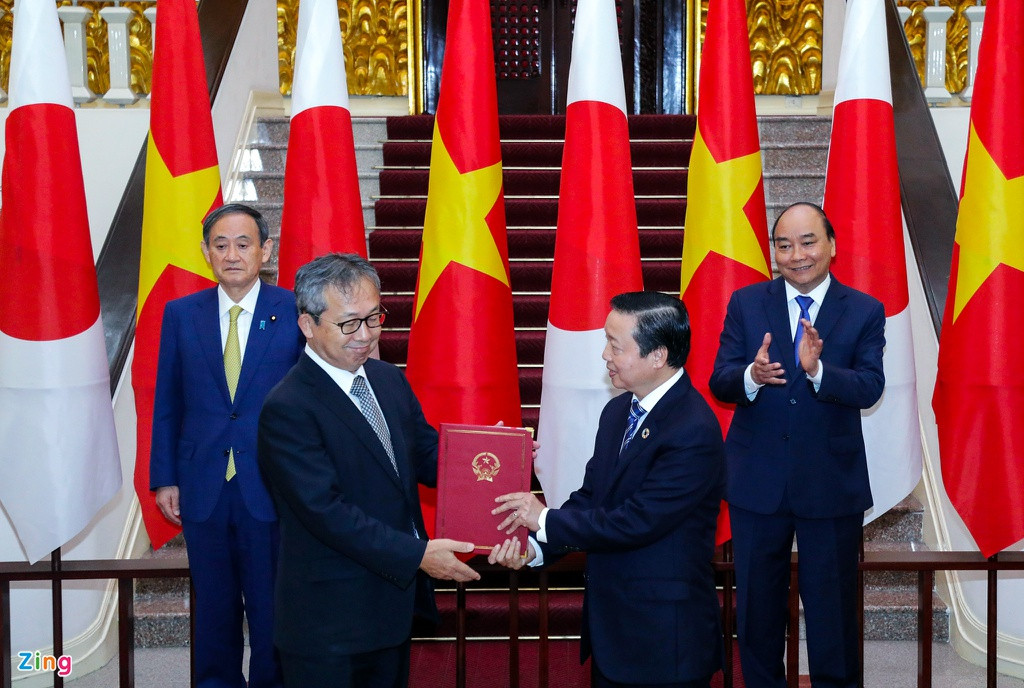 Hai người đứng đầu Chính phủ hai nước cùng chứng kiến lễ ký kết 12 văn kiện hợp tác trên nhiều lĩnh vực, gồm kỹ thuật số, môi trường, năng lượng, cơ sở hạ tầng. Ảnh: Quang Phúc.