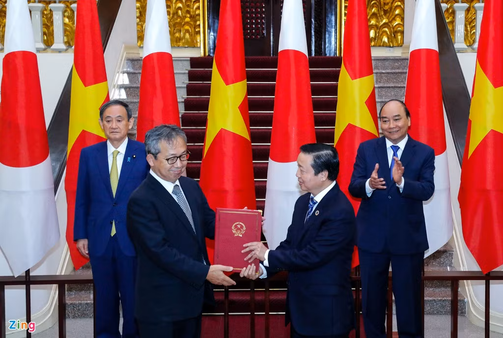 Hai người đứng đầu Chính phủ hai nước cùng chứng kiến lễ ký kết 12 văn kiện hợp tác trên nhiều lĩnh vực, gồm kỹ thuật số, môi trường, năng lượng, cơ sở hạ tầng. Ảnh: Quang Phúc.