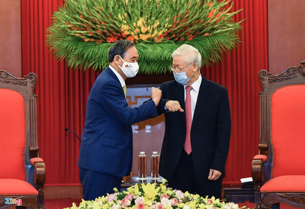 Sau cuộc hội đàm với Thủ tướng Nguyễn Xuân Phúc vào sáng 19/10, Thủ tướng Nhật Bản đã có buổi chào xã giao Tổng bí thư, Chủ tịch nước Nguyễn Phú Trọng. Ảnh: Duy Ngọc.