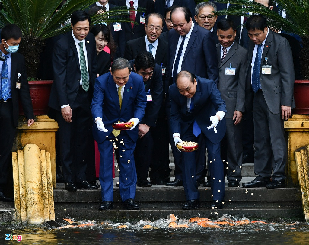 Sau đó, hai nhà lãnh đạo cho cá ăn tại Ao cá Bác Hồ. Ảnh: Hoàng Hà.