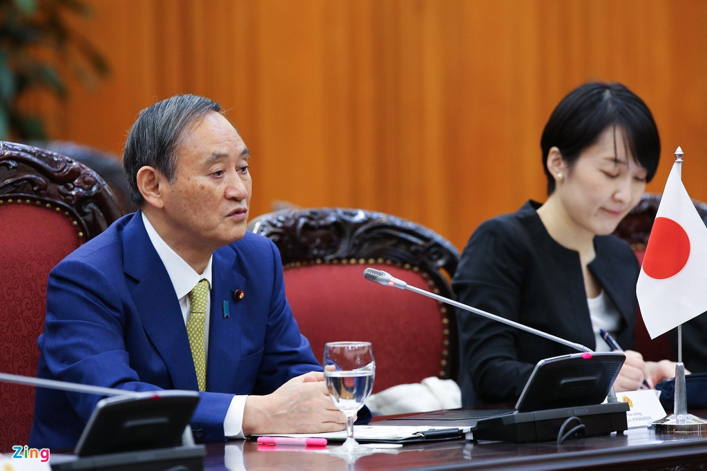 Ngay sau lễ đón, hai bên bước vào cuộc hội đàm. Tại đây, Thủ tướng Chính phủ Việt Nam và Thủ tướng Nhật Bản đều khẳng định sẽ tăng cường hợp tác trong việc bảo đảm tự do hàng hải, thượng tôn pháp luật trên Biển Đông. “Việt Nam đóng vai trò trọng yếu khi Nhật Bản tiến hành chính sách Ấn Độ Dương - Thái Bình Dương tự do và mở”, ông Suga phát biểu. Ảnh: Quang Vinh.