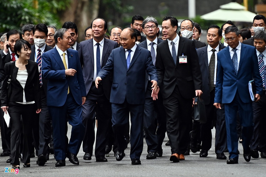 Thủ tướng Nguyễn Xuân Phúc và Thủ tướng Nhật Bản Suga Yoshihide cùng đi dạo trong Khu di tích Chủ tịch Hồ Chí Minh, thăm nơi Bác Hồ đã sống và làm việc. Ảnh: Hoàng Hà.