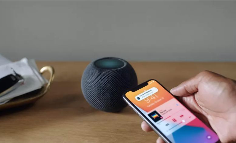 Homepod Mini được đánh giá là một thiết bị đa năng khi có thể kết nối tất cả những thành tố bên trong hệ sinh thái Apple lại với nhau như Siri, Car Play và các thiết bị như iPhone, iPad…