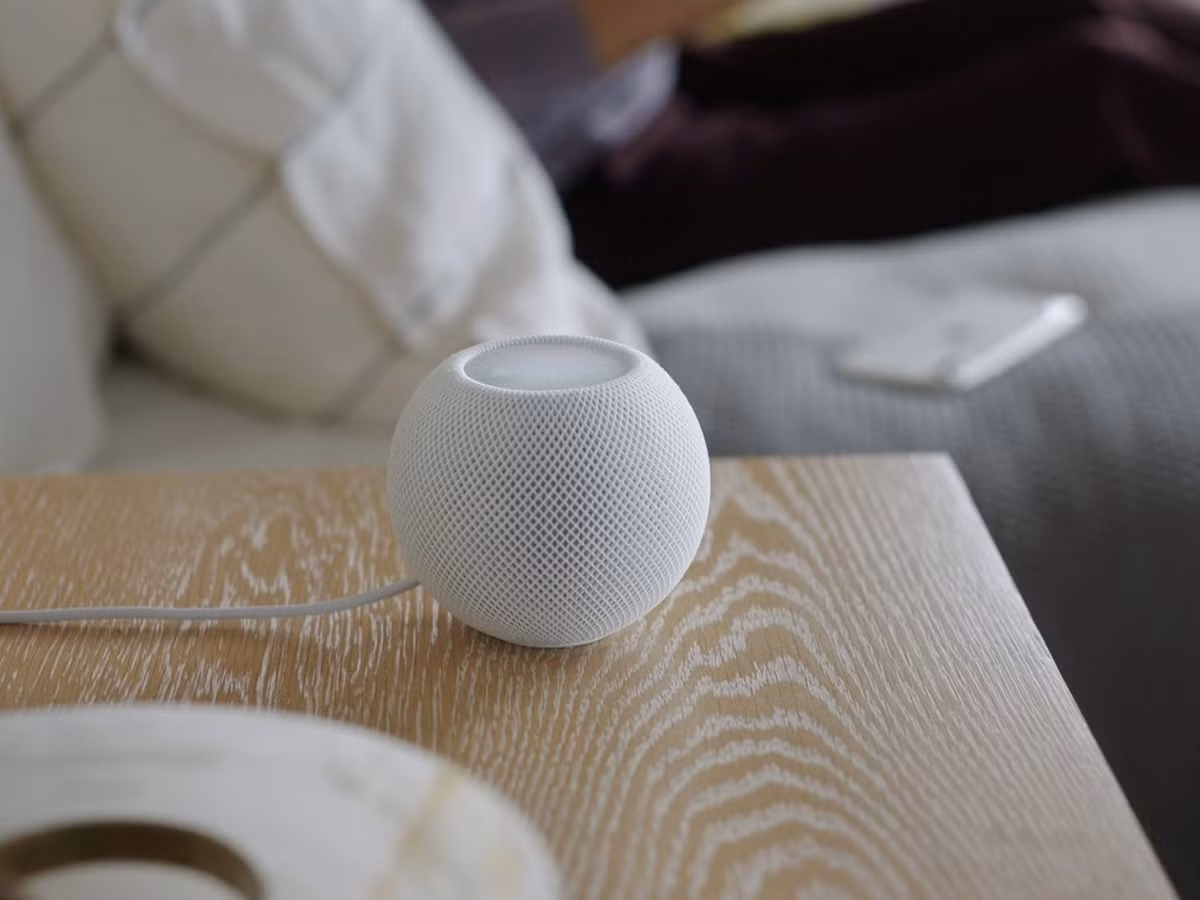 Hiện tại, loa HomePod Mini sẽ được bán ra với hai tuỳ chọn màu sắc là trắng và xám không gian (space gray) có giá chỉ 99 USD.