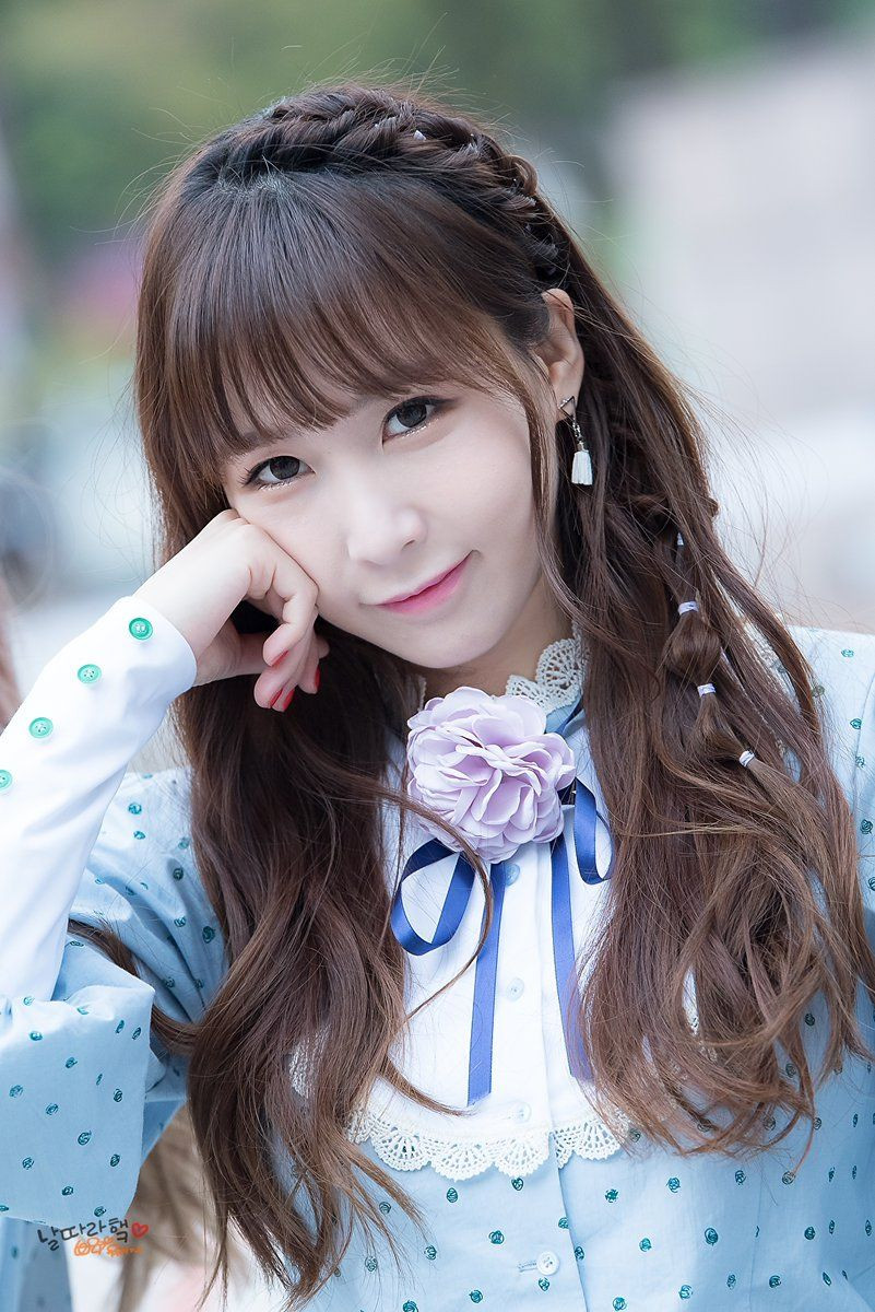 Chỉ cần gõ từ "Way" lên công cụ tìm kiếm Google, bạn sẽ có hơn 10 tỷ kết quả, trong đó có nữ thần tượng Way (Crayon Pop). Nghệ danh này dường như không lý tưởng lắm để người dùng internet có thể tìm kiếm cô nàng.