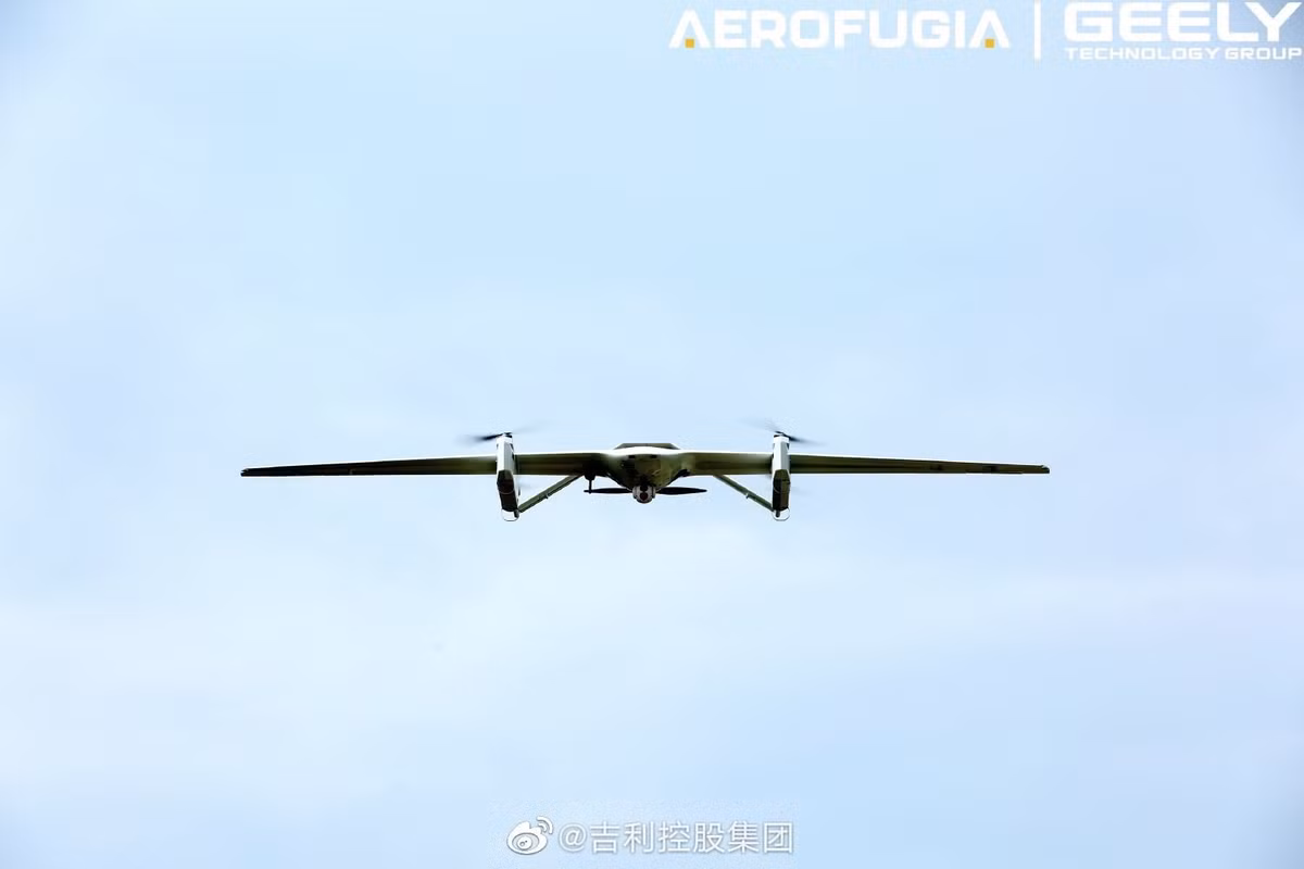 Drone bay theo nghi phạm đến một nhà máy gạch bỏ hoang, nơi chúng thường xuyên lén lút trao đổi chất cấm. Các nghi phạm bị phát hiện đang trao đổi hàng hóa và tiền, nhưng dường như không biết về việc bị máy bay không người lái phía trên ghi hình.