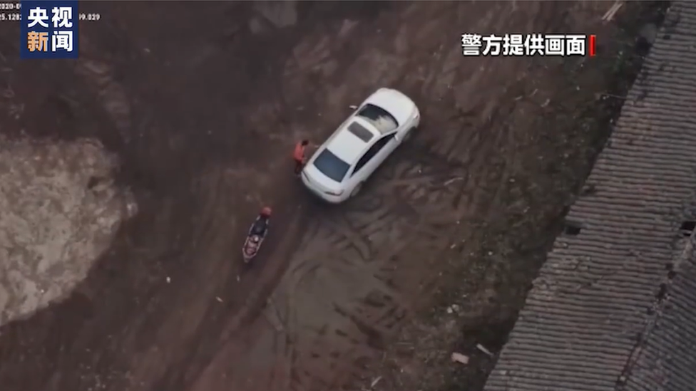 Trong một đoạn video qua CCTV, các nhà chức trách ở thành phố Quế Lâm, miền nam Trung Quốc cố gắng truy lùng một kẻ tình nghi buôn bán ma túy. Thay vì cử cảnh sát lên đường, họ đã triển khai một máy bay không người lái theo dõi tội phạm để đảm bảo bí mật cho cuộc truy kích này.