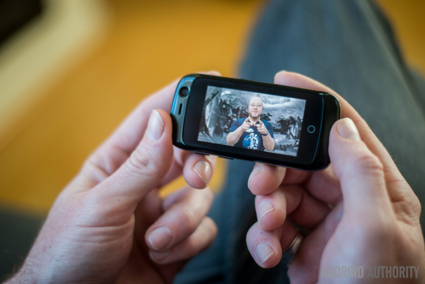 Jelly sử dụng camera selfie 2 megapixel và camera chính 8 megapixel. Tuy nhiên, tính năng đáng chú ý nhất của nó chính là thời lượng sử dụng, nhờ viên pin 950 mAh.