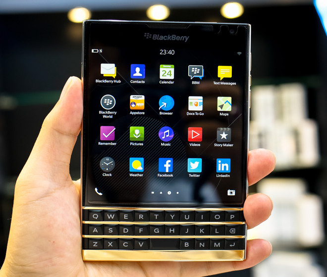 BlackBerry Passport có thiết kế vô cùng độc đáo với màn hình vuông cùng bàn phím Qwerty đặc trưng, nhưng ấn tượng hơn cả là màn hình cảm ứng. Cảm ứng trên bàn phím của Passport cũng là một tính năng lạ và độc đáo, tính năng này giúp bàn phím có chức năng như thanh cuộn, điều khiển con trỏ nhập văn bản…