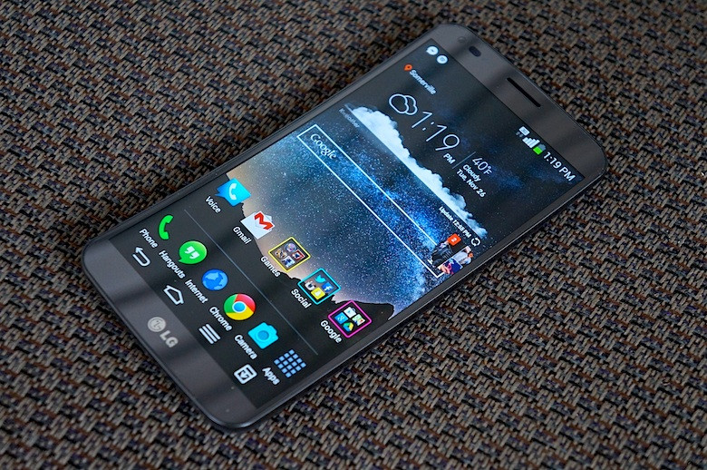 LG vốn nổi tiếng với những chiếc tivi màn hình cong đã có một bước đi đột phá với việc cho ra đời chiếc điện thoại màn hình cong LG G Flex 1/2. Máy có màn hình 5.5 inch cong mềm mại, vi xử lý 64-bit Snapdragon 810 chạy trên nền tảng Android 5.0 Lollipop.