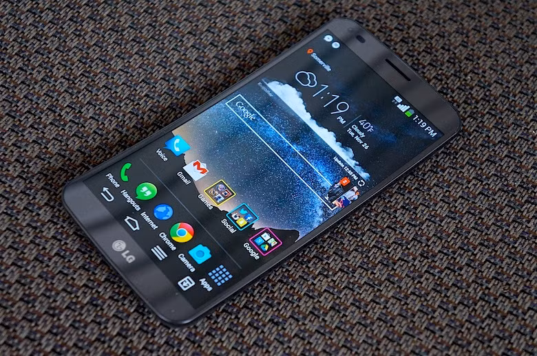 LG vốn nổi tiếng với những chiếc tivi màn hình cong đã có một bước đi đột phá với việc cho ra đời chiếc điện thoại màn hình cong LG G Flex 1/2. Máy có màn hình 5.5 inch cong mềm mại, vi xử lý 64-bit Snapdragon 810 chạy trên nền tảng Android 5.0 Lollipop.