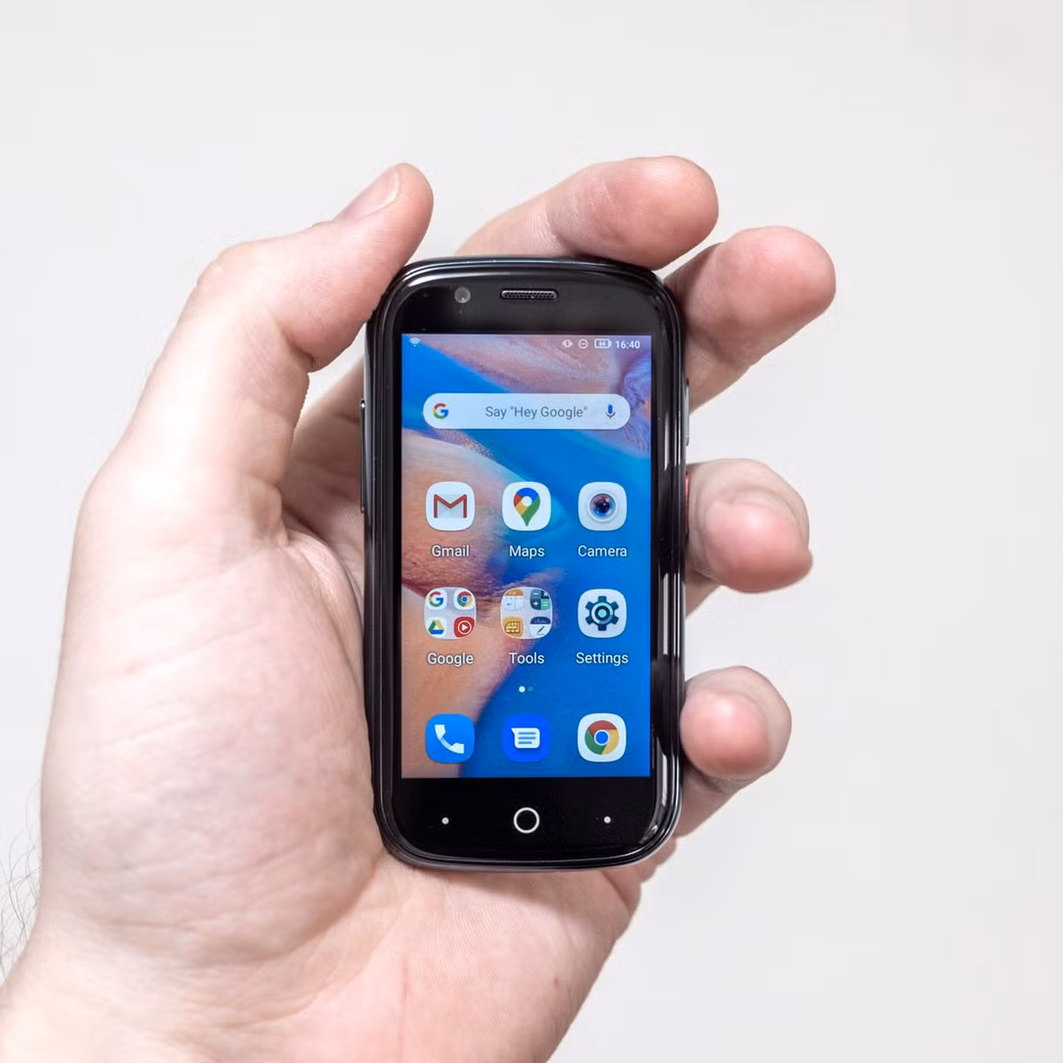 Được mệnh danh là ''chiếc điện thoại 4G nhỏ nhất thế giới'', Jelly trông thực sự nhỏ bé nếu so sánh với những model như Galaxy S8 hay iPhone 7. Tuy nhiên, nhỏ nhưng có võ, Jelly chạy Android 7.0 Nougat, chip xử lý 1,1 GHz, RAM 2 GB, dung lượng lưu trữ 16 GB và 2 khay SIM nano.