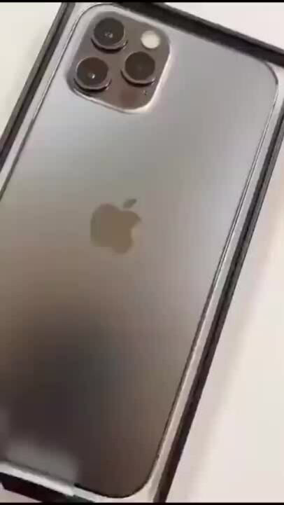 Trong khi đó, một video khác cũng đã xuất hiện cho thấy cái nhìn thực tế đầu tiên về mẫu iPhone 12 Pro màu than chì Graphite.