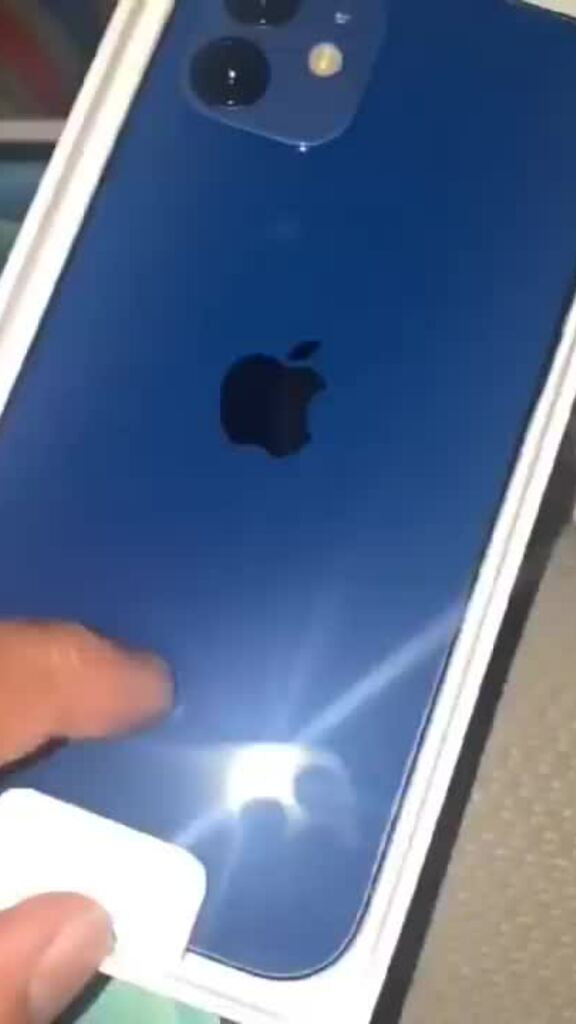 Hộp đựng của iPhone 12 có tông màu trắng, mỏng.