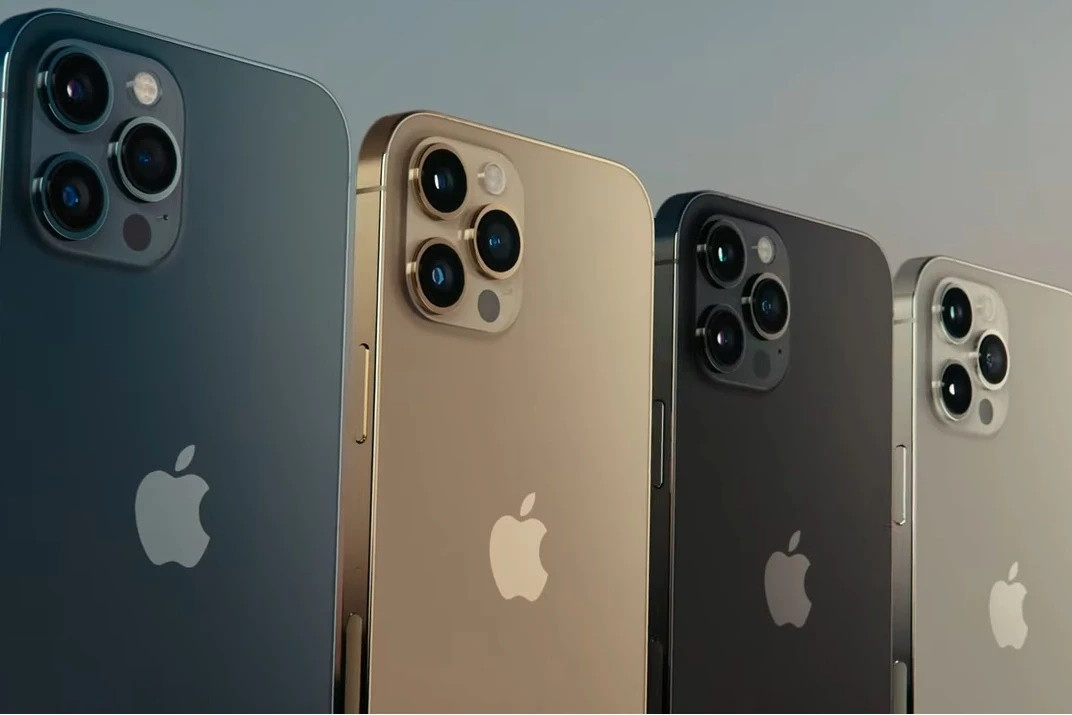 iPhone 12 và 12 Pro là hai model được Apple bán đầu tiên, bắt đầu từ ngày 23/10 tại Mỹ, châu Âu, Singapore và Hong Kong. iPhone 12 có giá khởi điểm 799 USD còn 12 Pro là 999 USD.