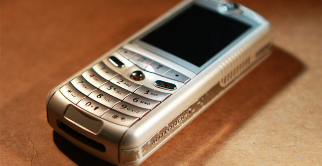 Để tăng cường trải nghiệm, điện thoại được trang bị một mô-tơ rung để giả lập bass - một hệ thống tương tự như Dynamic Vibration System trên Xperia XZ2 ra mắt năm ngoái.