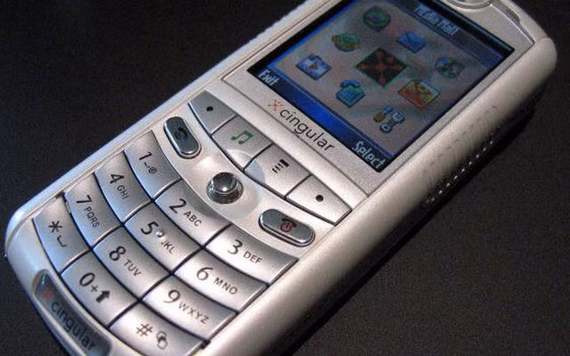 Không phải iPhone, đây mới là chiếc điện thoại đầu tiên của Apple. Lần đầu tiên trên thế giới xuất hiện một chiếc điện thoại có khả năng tương thích với iTunes, là Motorola ROKR E1.