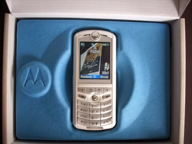 Apple thậm chí ra mắt chiếc iPod nano cùng ngày với chiếc ROKR E1 và điều này khiến CEO Motorola lúc bấy giờ cho rằng Apple đã cố tình “phá hoại” chiếc điện thoại của hãng.