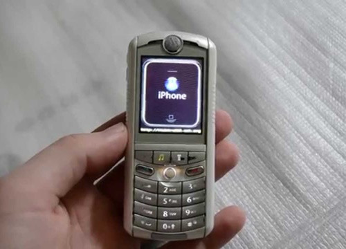 Apple hợp tác cùng nhà mạng Cingular để ra mắt nó với giá 250 USD cùng hợp đồng nhà mạng hai năm. Nếu chiếc điện thoại của chính Apple là sản phẩm đặc trưng cho chủ nghĩa hoàn hảo đến tàn nhẫn của Jobs, chiếc ROKR lại mang trong mình ít tham vọng hơn.