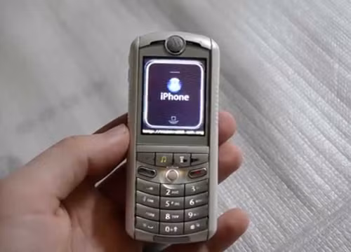 Apple hợp tác cùng nhà mạng Cingular để ra mắt nó với giá 250 USD cùng hợp đồng nhà mạng hai năm. Nếu chiếc điện thoại của chính Apple là sản phẩm đặc trưng cho chủ nghĩa hoàn hảo đến tàn nhẫn của Jobs, chiếc ROKR lại mang trong mình ít tham vọng hơn.