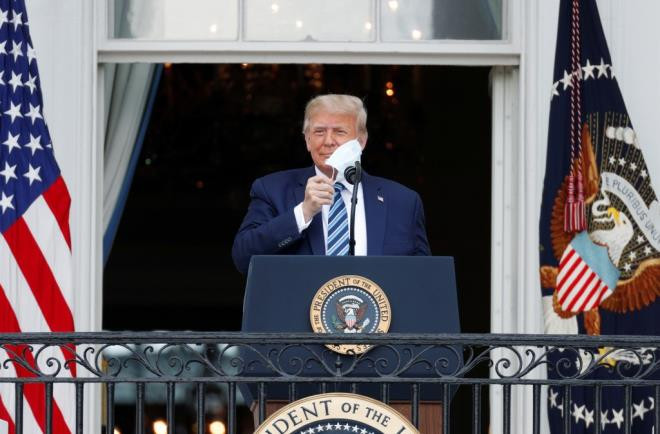 Ong Trump go khau trang, xuat hien truoc cong chung lan dau tien sau khi ra vien-Hinh-2