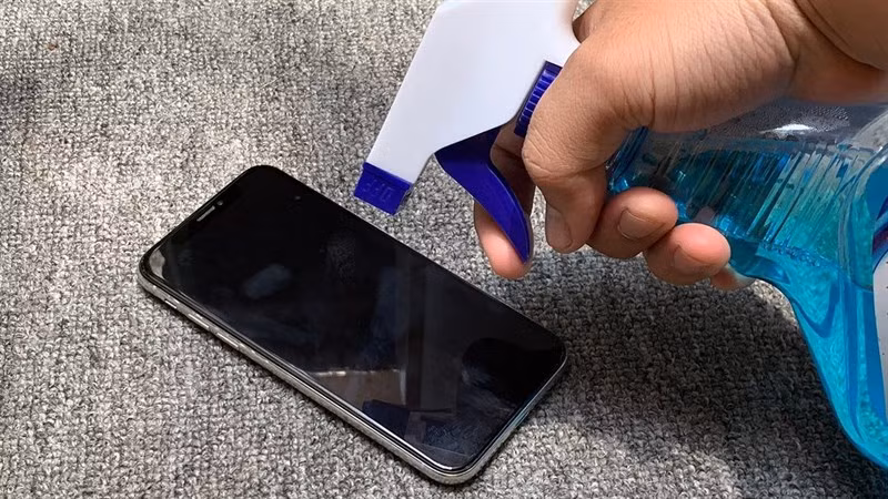 Các loại chất tẩy chuyên dụng hay nước lau kính cũng không được khuyến khích sử dụng để vệ sinh màn hình smartphone. Quan trọng nhất, rửa tay cũng là một bước quan trọng để giữ cho điện thoại của bạn sạch sẽ, nhất là trong mùa dịch COVID-19.