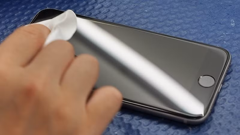 Tuyệt đối không sử dụng cồn, rượu hay giấm ăn để vệ sinh màn hình điện thoại. bên cạnh đó, khăn giấy có thể giúp bạn dọn dẹp bàn làm việc nhưng không nên dùng chúng cho điện thoại.
