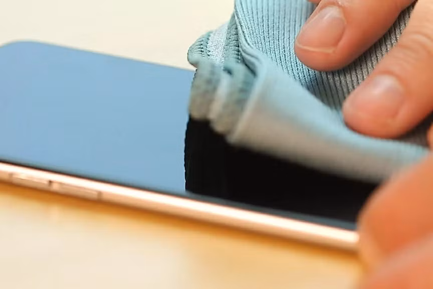 Sau khi làm ẩm khăn, bạn lau nhẹ nhàng từ trên xuống theo chiều kim đồng hồ. Tuyệt đối không dùng khăn làm bằng vải thô cứng hoặc có nhiều nylon, vừa không có tác dụng làm sạch, vừa tạo ra các vết xước ảnh hưởng xấu đến chất lượng hiển thị của màn hình.