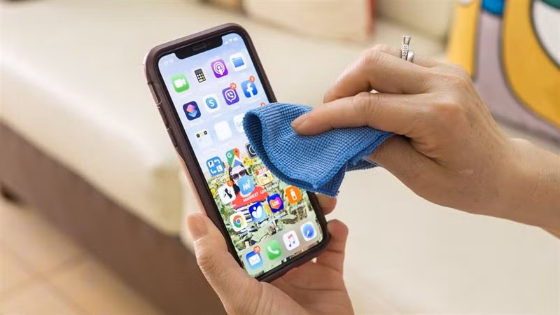 Để vệ sinh những vị trí nhỏ, hẹp trên bề mặt điện thoại, bạn có thể dùng băng keo Scotch chuyên dụng, đặt chúng dọc theo những nếp gấp và loa, và cuộn lại nhẹ nhàng đặt vào các cổng để lấy đi bụi bẩn.